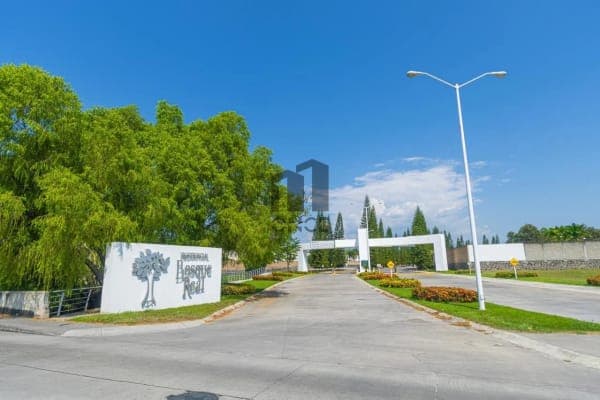 Casa en venta en fraccionamiento privado Bosque Real, Colima - 2